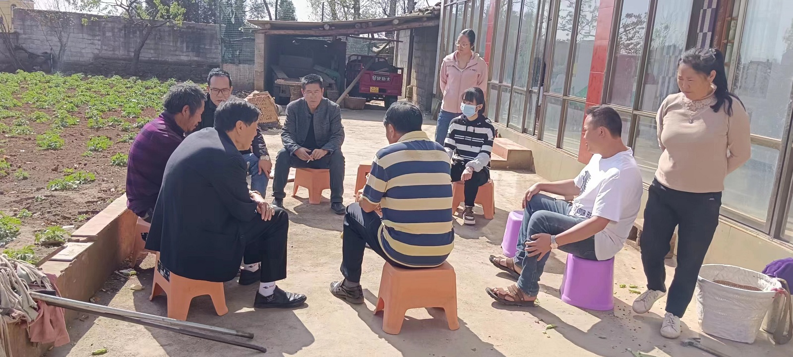 （4）3月22日，葵山鎮(zhèn)綜治辦、司法所到馬灣村委會調(diào)解鄰里糾紛.jpg